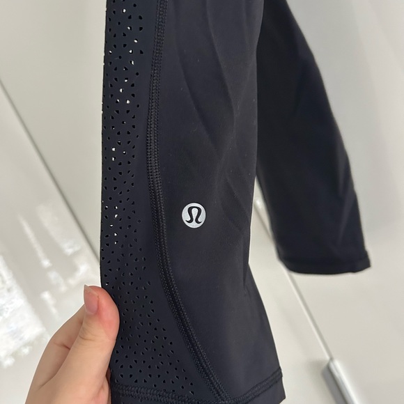 Lululemon black leggings with short inseam and side detailing size 8 - Picture 4 of 7